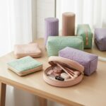 「色が可愛いどハマり」3COINSの“高見えポーチ”コスメ一式がまるっと入って使いやすい！「全部ほしいぞ！」「鬼かわいい」 – これ、買ってよかった！ - たぬきニュース