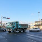 交差点で信号無視のトラックが突っ込んできた。静岡県警がドラレコ映像を公開、「12月は信号無視の事故が多い」 - たぬきニュース