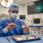 手術用の鉗子で鶴を折る医師。腹腔鏡手術の練習だった⇨「手で折るより上手い」「どれほどの努力があったのか」 - たぬきニュース