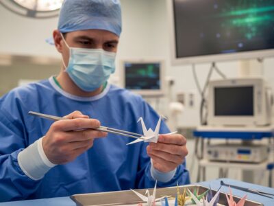 手術用の鉗子で鶴を折る医師。腹腔鏡手術の練習だった⇨「手で折るより上手い」「どれほどの努力があったのか」